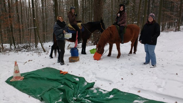 Stärkung an der Plane im Wald